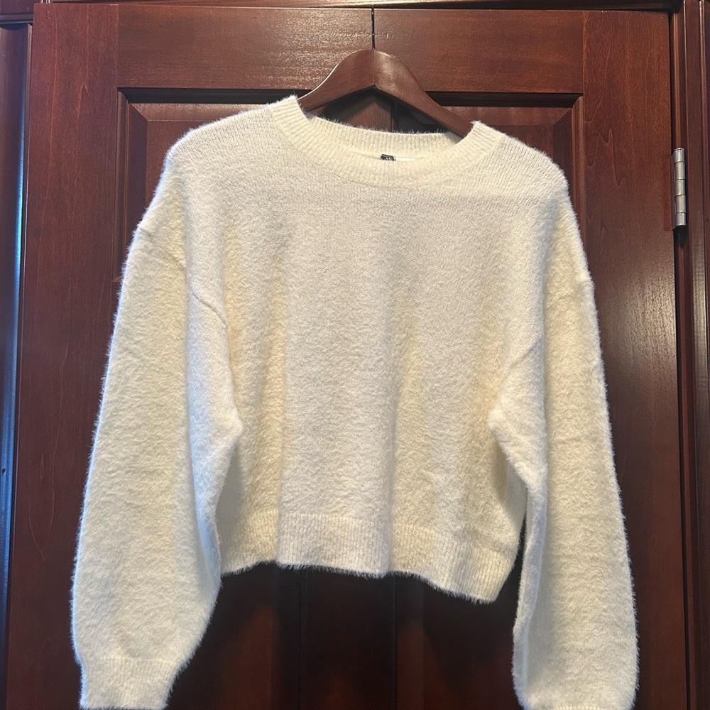 H & M Divided‎ Cream Crew Neck Sweater size M